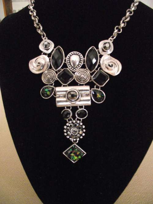 BEAUTIFUL TIBETAN SILVER BLACK FAUX STONES & CRYSTAL DANGLE NECKLACE