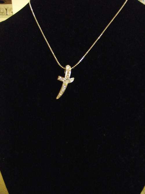 GORGEOUS  SILVER  CRYSTAL CROSS   PENDANT + FREE CHAIN