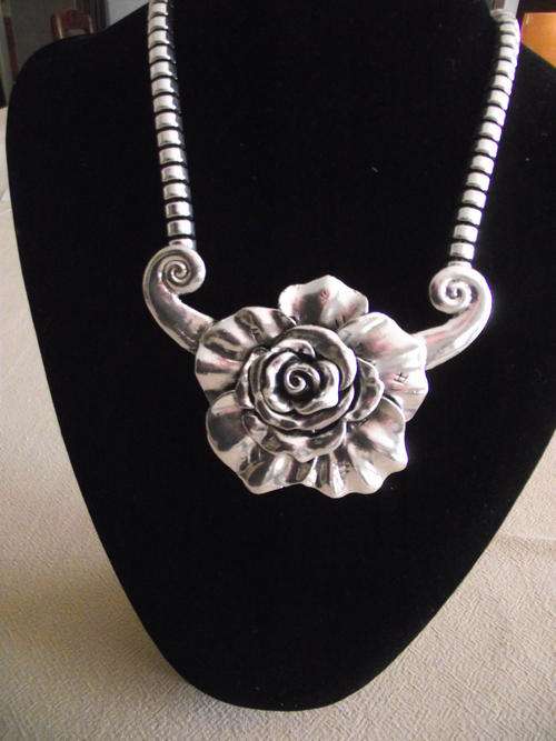 STUNNING  SILVER  ROSE SWIRL NECKLACE