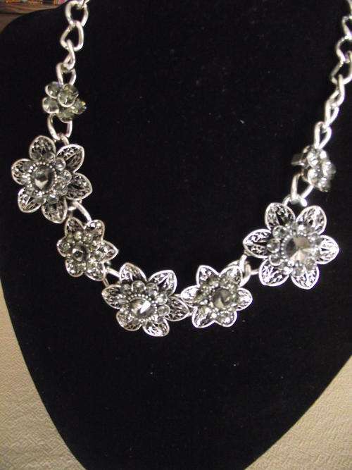 LOVELY SILVER  CRYSTAL FLOWERS NECKLACE
