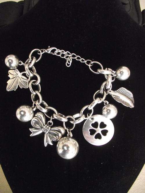 STUNNING  SILVER  BOWS & BALLS BRACELET