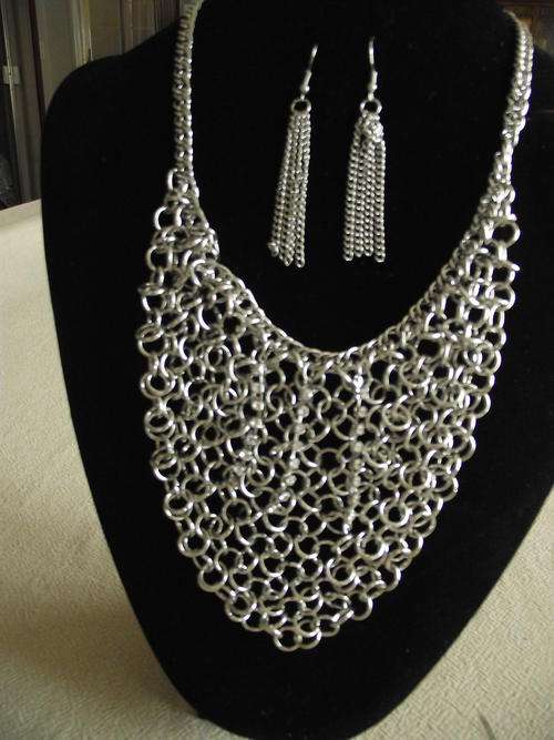 GORGEOUS SILVER INTERLINKED BIB NECKLACE & EARRINGS SET