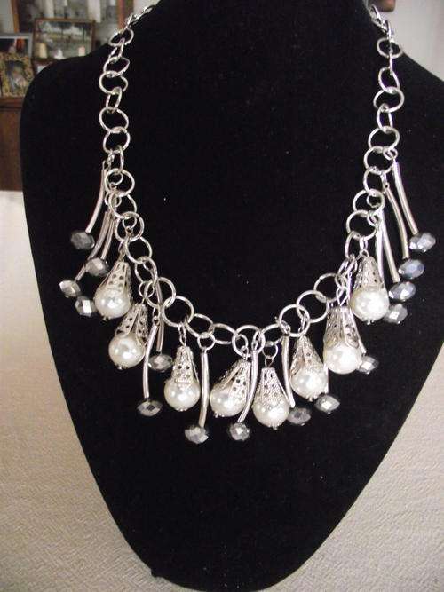 ADORABLE SILVER  FAUX PEARLS & FACETTED BEADS  NECKLACE