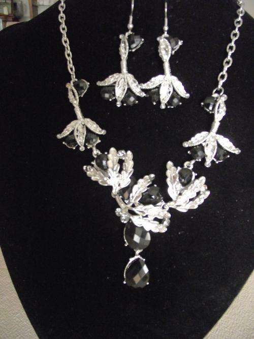 Gorgeous Silver Black Faux crystals Necklace & Earrings set