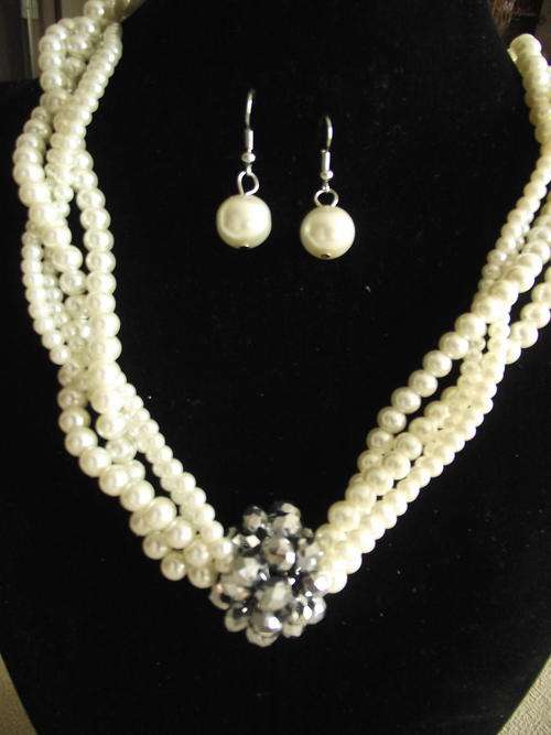 Stunning Cream Faux Pearls & Faceted Crystals Beads Necklace & earrings Set