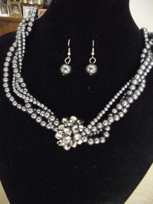 Stunning Grey Faux Pearls & Faceted Crystals Beads Necklace & Earrings Set