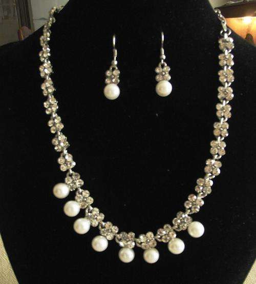 Stunning Silver Faux Pearls & crystals Necklace