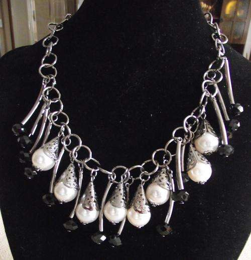 ADORABLE SILVER  FAUX PEARLS & FACETTED BEADS  NECKLACE