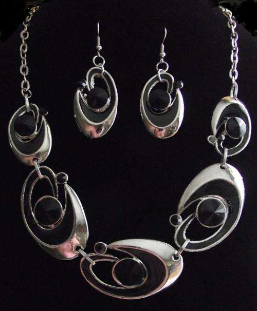 ***LAST ONE*** Gorgeous Ovals & Black Feax Onyx Necklace And Dangle Earrings