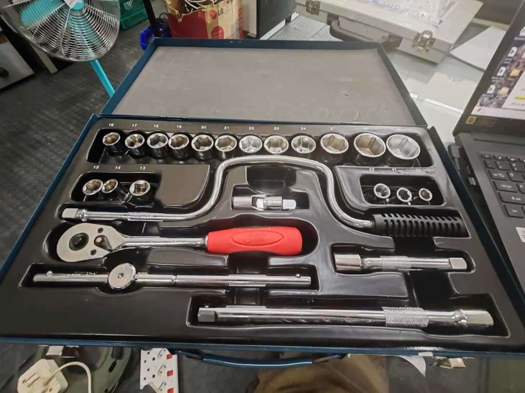 JETECH SK1/2-24 S 1/2` DR 24 PIECE METRIC SOCKET SET IN METAL CASE