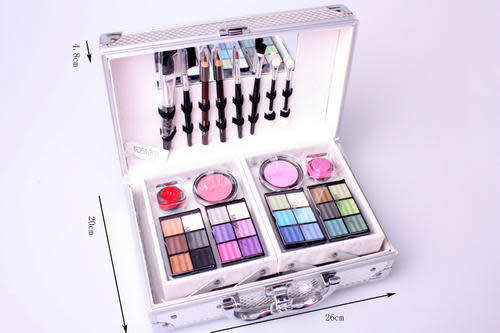 MAGIC COLOR MAKE UP KIT WITH CARRY CASE