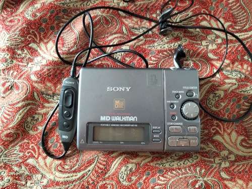 Sony minidisc Walkman player/recorder with headphone control working