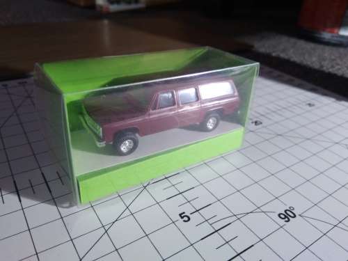 TRIDENT Chevrolet Suburban 4x4 HO Scale - 1/87