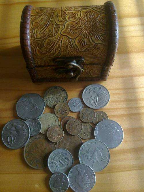 Mini Chest + 21 mixed coins