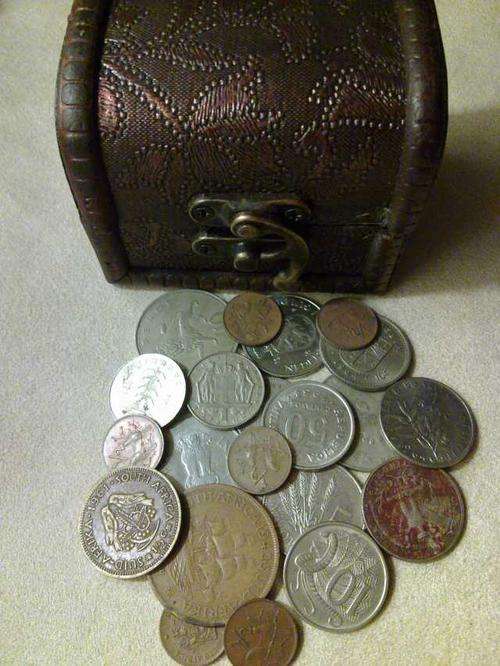 Mini Chest + 21 mixed coins