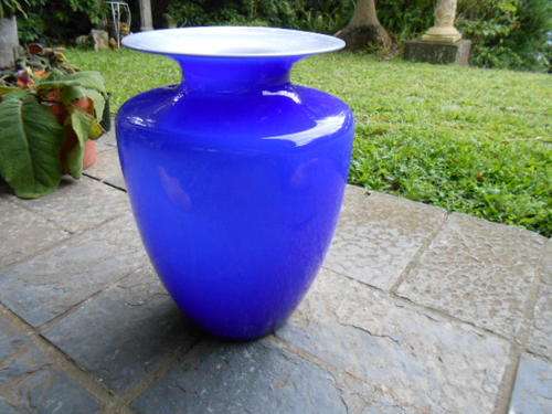MURANO GLASS VASE IN BLUE AND WHITE.