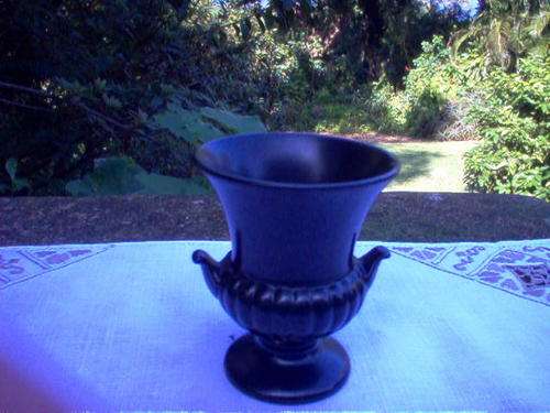 CLASSICALLY SHAPED MINI VASE IN BLACK