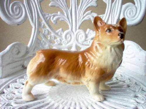 STUNNING PORCELAIN CORGI DOG