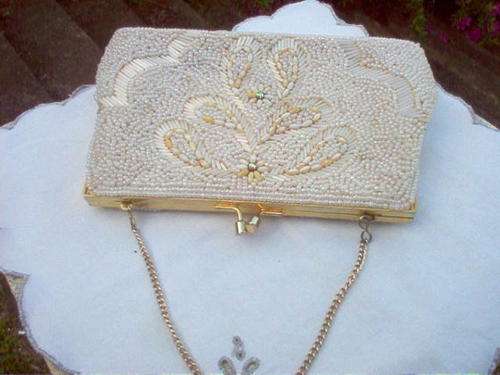 PRETTY LITTLE BEADED LADIES EVENING PURSE