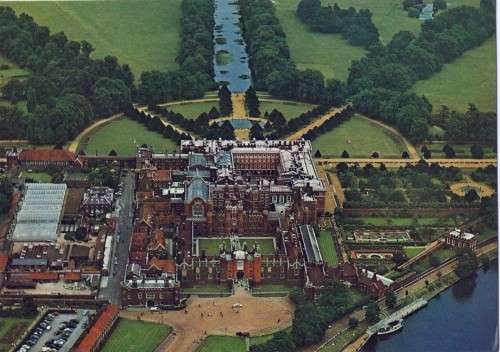 POSTCARD - Hampton Court