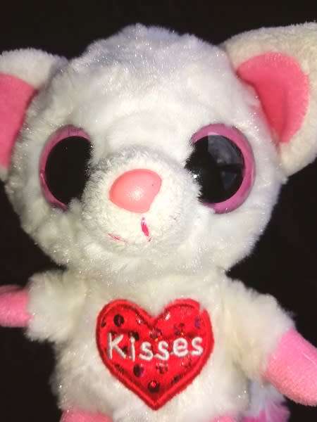 Yoohoo & Friends Pammee the 'Fennec Fox' Beanie Boo Plush Toy with 'Kisses' Badge on chest.