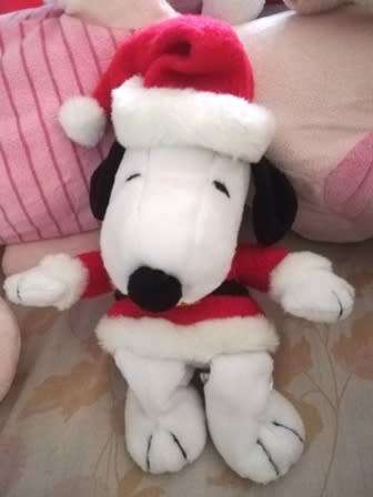 Happiness is a hug from Snoopy! Hallmark Cards Inc Peanuts. Snoopy in a Santa suit! 25cm.