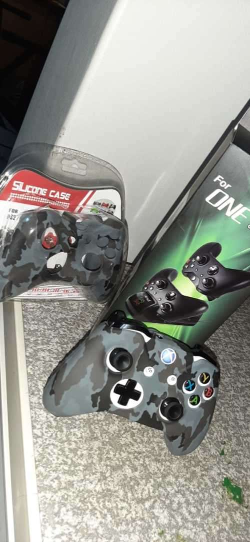 XBOX ONE DUAL REMOTE CHARGING DOCK COMBO!!+2 RECHARGABLE XBOX BATTERES+CAMO COVER !!#FRIDAYSALE!!