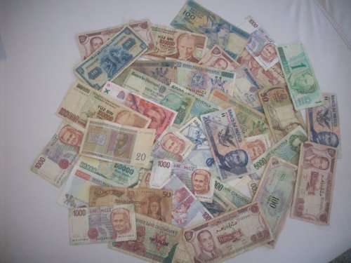 Mixed world bank notes x 39....reduced to R 200!!