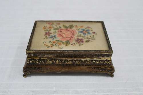 Vintage musical jewelry box - working!
