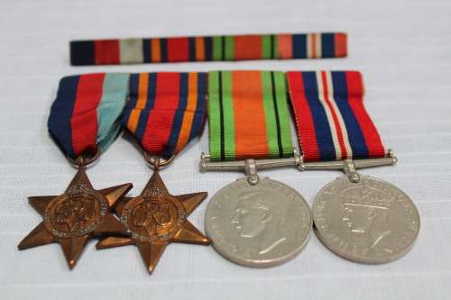 Set of 4 - unnamed - with ribbon bar - excellent condition!