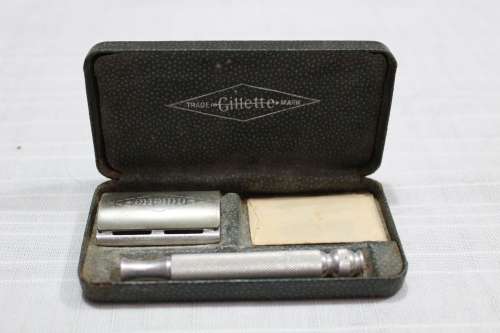 Old Gillette razor in original box - stunning!