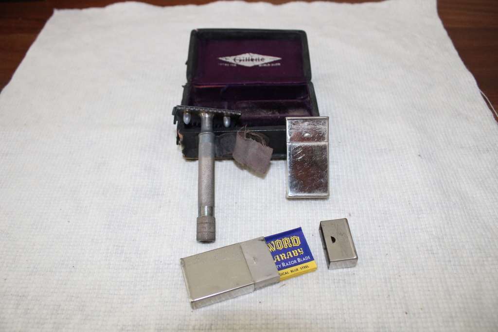Vintage razor - Gillette.....with original blades!....see below