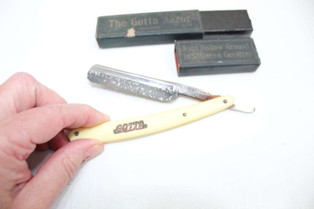 Gotta straight razor - reason for low price below......