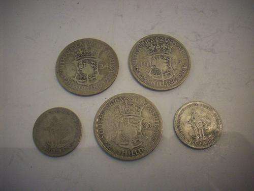 Silver 3 x 21/2 Shillings and 2 x 1 Shilling coins....combined weight is 51.5grammes