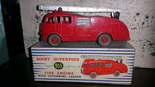 DINKY TOYS 955 FIRE ENGINE WITH EXTENDING LADDER WITH ORIGINAL BOX