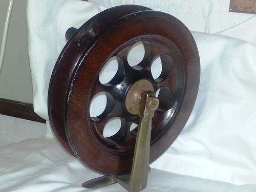 VINTAGE WOOD & BRASS SCARBOROUGH FISHING REEL 29 CM DIAMETER