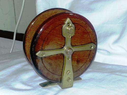 VINTAGE WOOD & BRASS FISHING REEL 13 CM DIAMETER