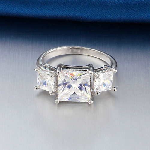 GORGEOUS SHIMMERING SIMULATED DIAMOND LADIES RING
