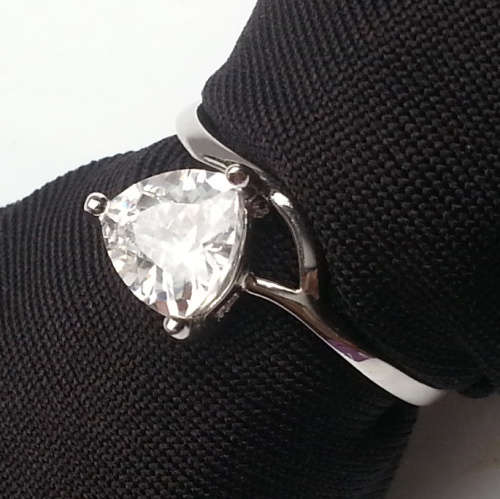 BEAUTIFUL UNUSUAL DESIGN LADIES SIMULATED DIAMOND RING
