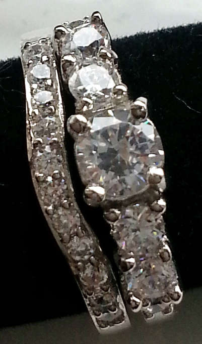 BEAUTIFUL SIMULATED DIAMOND LADIES WEDDING RING SET