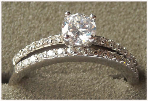 BEAUTIFUL SIMULATED DIAMOND LADIES WEDDING RING SET
