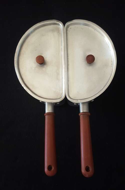 RARELY SEEN 1960'S CROWN MERTON HALF-ROUND POTS