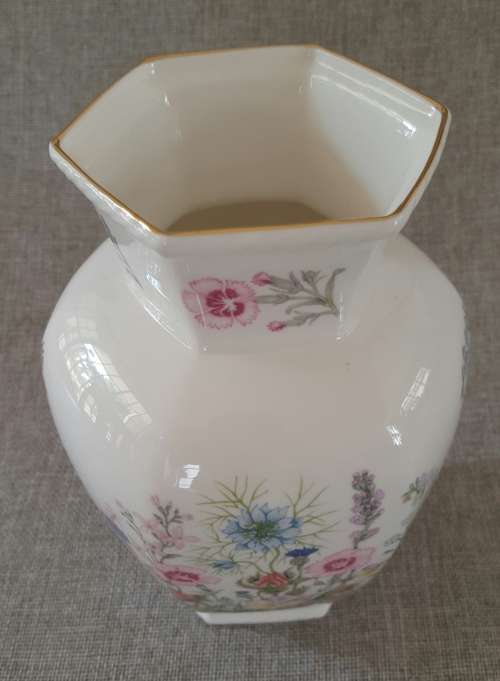 AN EXQUISITE AYNSLEY "WILD TUDOR'" HEXAGONAL PANELLED BONE CHINA VASE