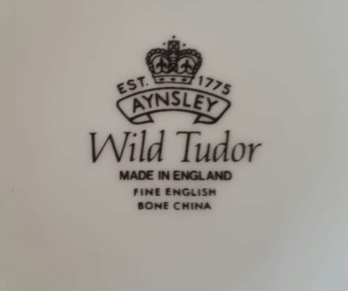 AN EXQUISITE AYNSLEY "WILD TUDOR'" HEXAGONAL PANELLED BONE CHINA VASE