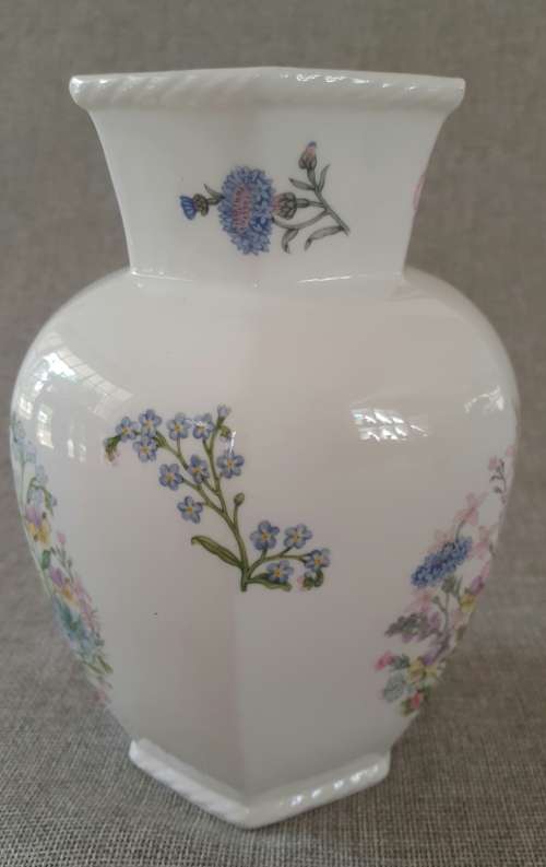 AN EXQUISITE AYNSLEY "WILD TUDOR'" HEXAGONAL PANELLED BONE CHINA VASE