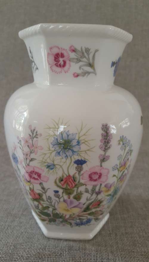 AN EXQUISITE AYNSLEY "WILD TUDOR'" HEXAGONAL PANELLED BONE CHINA VASE