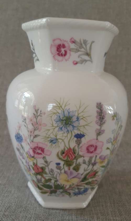 AN EXQUISITE AYNSLEY "WILD TUDOR'" HEXAGONAL PANELLED BONE CHINA VASE