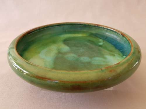 LINN WARE STUDIO POTTERY - FLAT BOWL IN MOTTLED GREEN GLAZE C.1940's