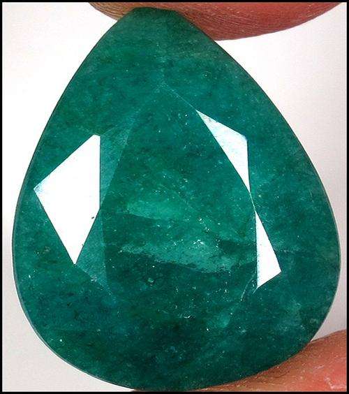 DEEP RICH GREEN COLUMBIAN EMERALD 7.250CTS  .  COLOUR ENHANCED