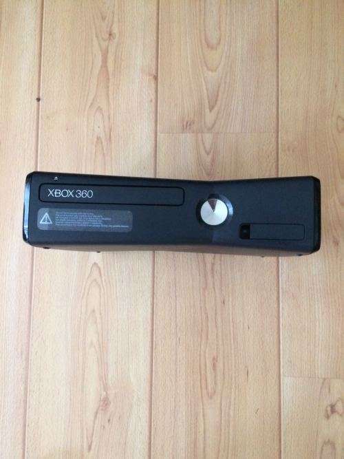 XBOX 360 Cosole 500GB with 1 Controller and 4 Games